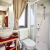 Bagno moderno con doccia e lavabo