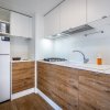 Cucina compatta con forno a microonde e frigorifero.