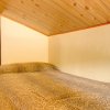 Camera con due letti singoli e soffitto in legno.