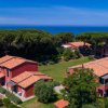 Complesso turistico con tetti rossi e giardino.