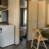 Cucina adiacente alla sala da pranzo con piccola porta per la camera da letto.