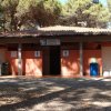 Edificio di servizi igienici in un campeggio, con ingresso e icone di toilette.