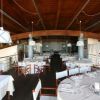 Un ristorante elegante con tavoli apparecchiati e soffitto in legno.