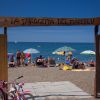 Ingresso alla spiaggia con insegna 