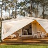 Tenda glamping con veranda in legno.
