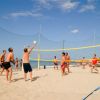 Giocatori di beach volley sulla sabbia.